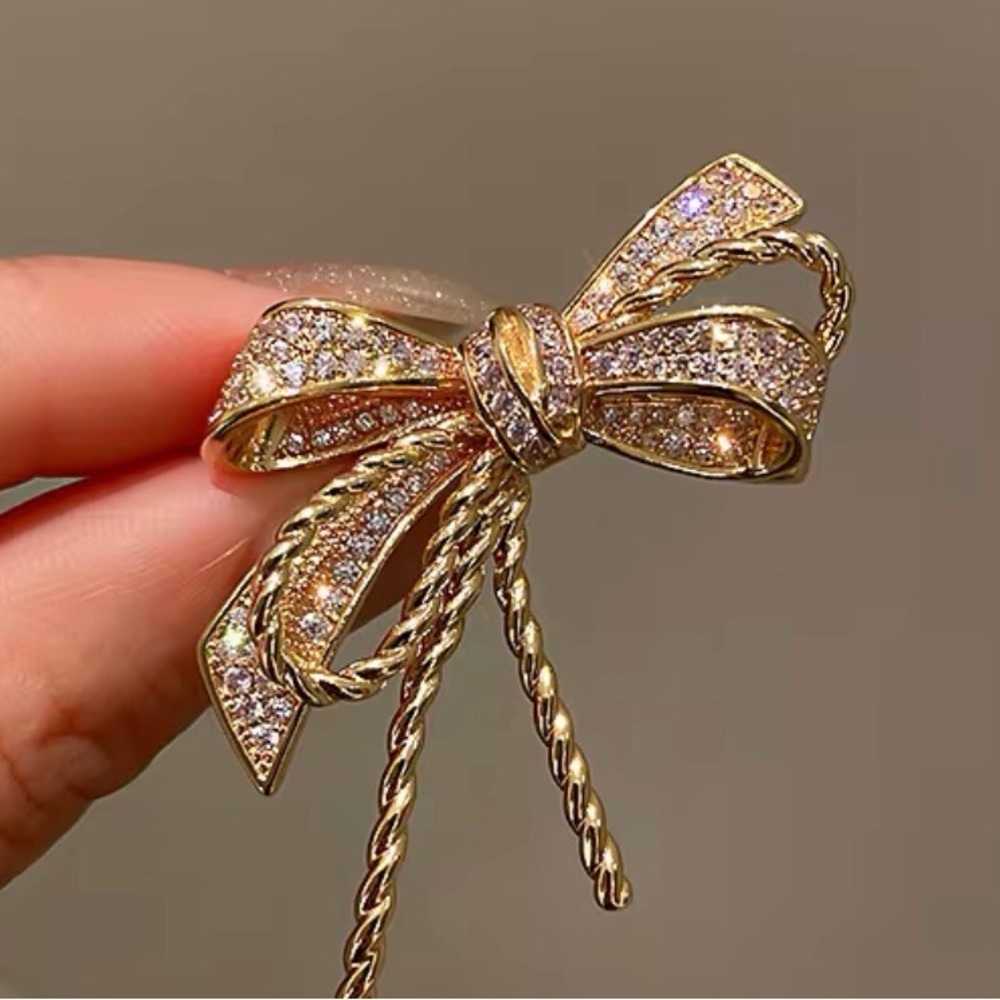 Elegant Gold Bow Brooch with Crystals. - Picture 3 of 7